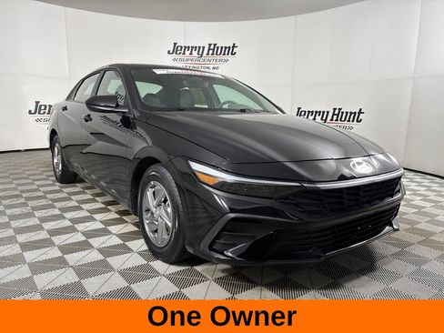Used 2025 Hyundai Elantra SE FWD image 4