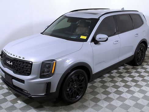 Used 2022 Kia Telluride SX w/ SX Prestige Package image 3