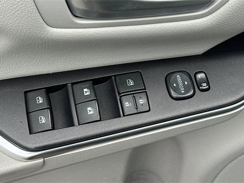 Used 2016 Toyota Camry LE image 12