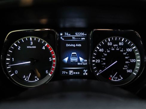 Used 2018 Nissan Titan SV w/ SV Convenience Package image 16