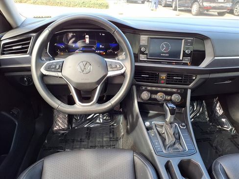 Used 2023 Volkswagen Jetta SE image 12