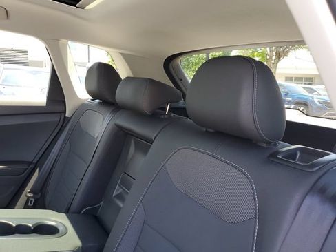 Certified 2025 Volkswagen Taos SE AWD/4WD image 9