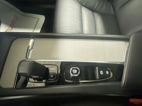 Used 2025 Volvo XC60 B5 Plus image 27