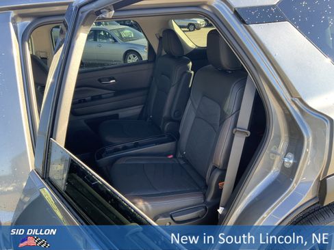 New 2025 Nissan Pathfinder Platinum image 10
