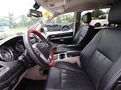 Used 2014 Chrysler Town & Country Touring-L w/ Driver Convenience Group FWD image 2