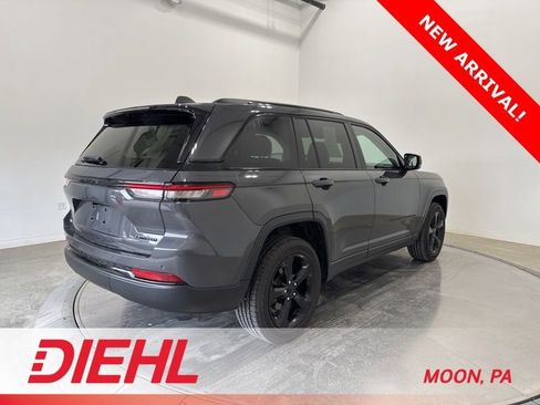 Used 2023 Jeep Grand Cherokee Limited w/ Black Appearance Package AWD/4WD image 7
