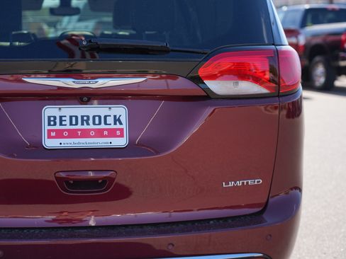 Used 2017 Chrysler Pacifica Limited FWD image 10