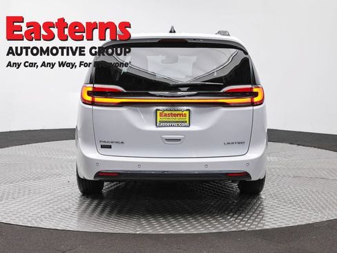 Used 2023 Chrysler Pacifica Limited FWD image 6