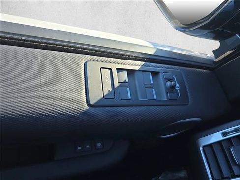 Certified 2023 Land Rover Discovery Metropolitan Edition image 27