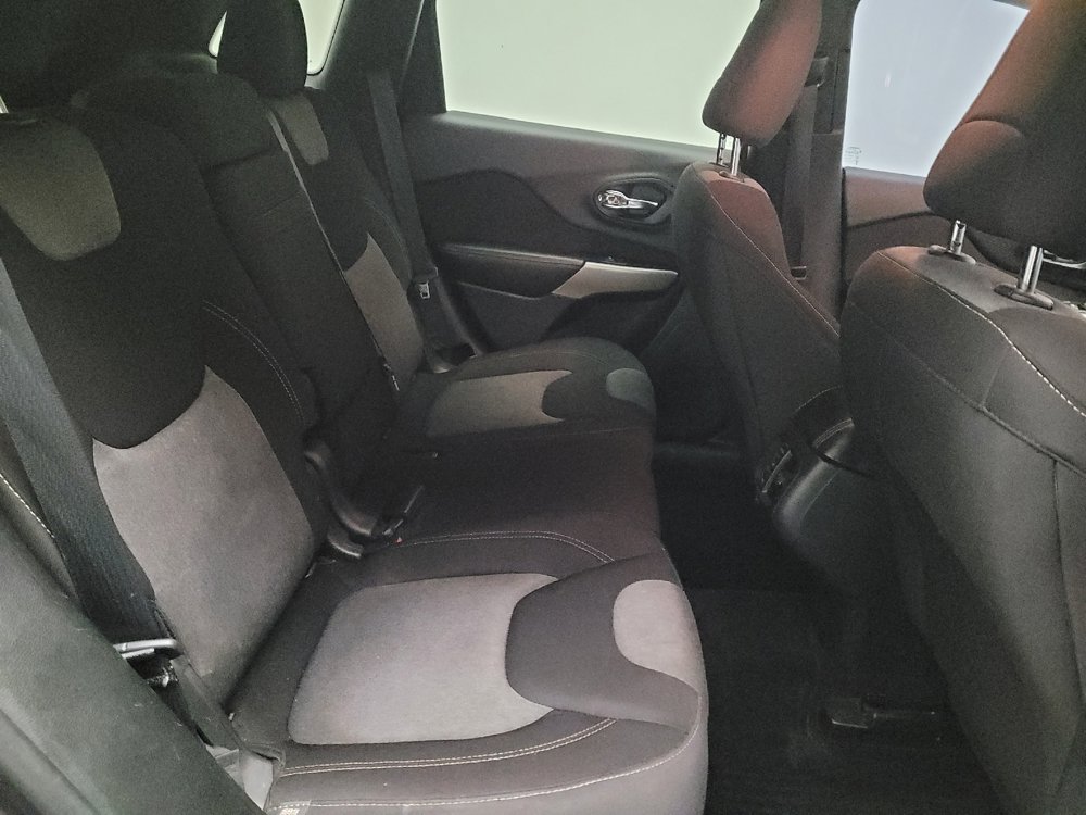 Used 2018 Jeep Cherokee Latitude w/ Altitude Package FWD image 19