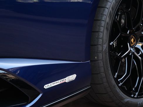 Used 2023 Lamborghini Huracan EVO image 12