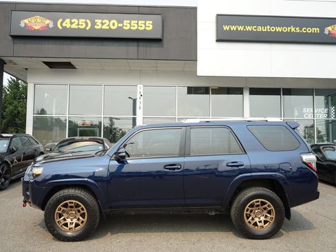 Used 2018 Toyota 4Runner SR5 Premium AWD/4WD image 2