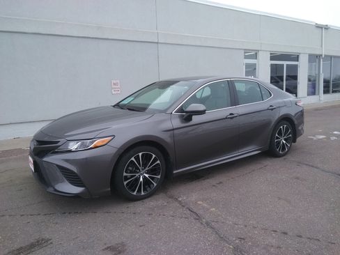 Used 2018 Toyota Camry SE image 2