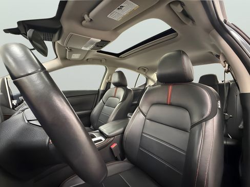 Used 2025 Nissan Sentra SR w/ SR Premium Package FWD image 11