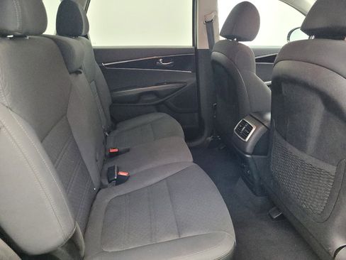 Used 2019 Kia Sorento S image 19