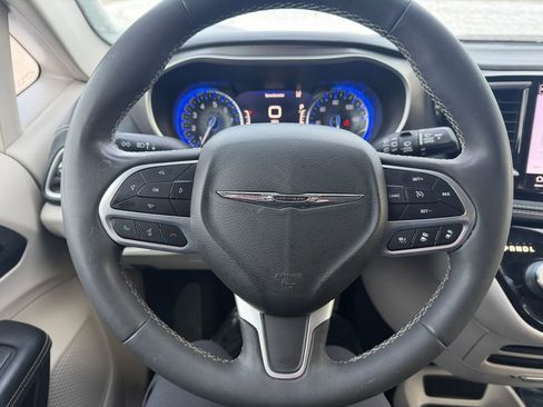 Used 2022 Chrysler Pacifica Touring-L image 23