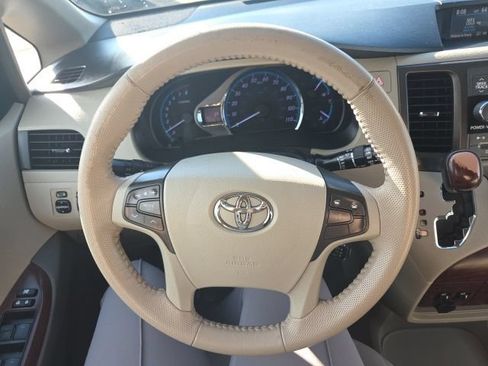 Used 2014 Toyota Sienna XLE FWD image 19