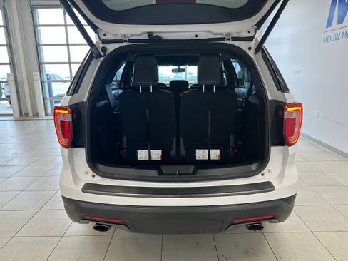 Used 2018 Ford Explorer XLT w/ Equipment Group 202A image 7