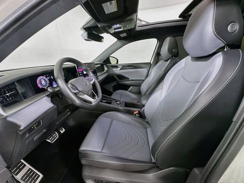 Used 2025 Volkswagen Tiguan SE R-Line AWD/4WD image 21
