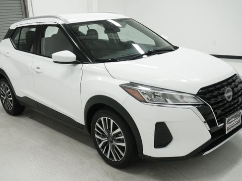 Used 2023 Nissan Kicks SV FWD image 3