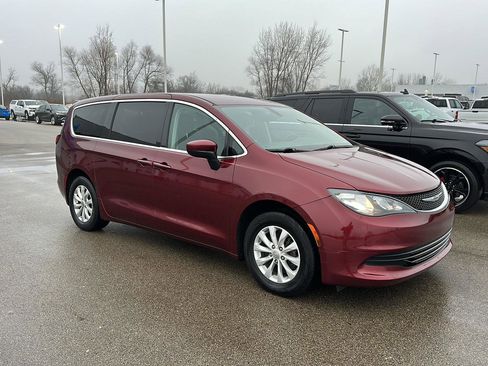 Used 2017 Chrysler Pacifica Touring w/ Tire & Wheel Group image 10