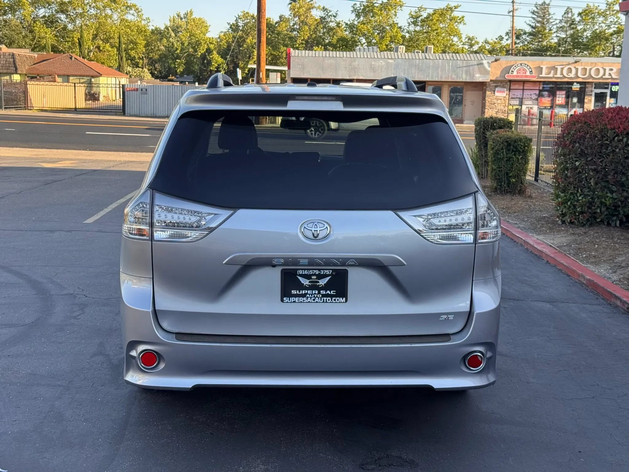 Used 2017 Toyota Sienna SE Premium FWD image 5