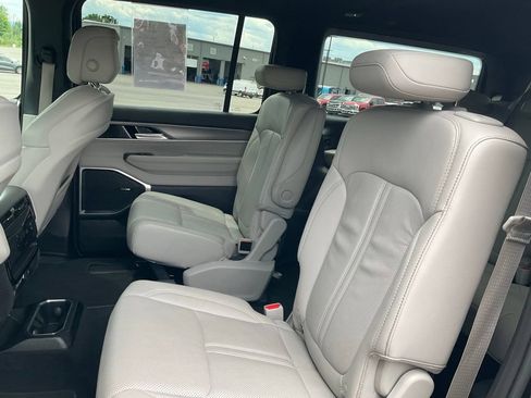 Used 2025 Jeep Wagoneer Series II AWD/4WD image 18