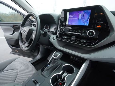 Used 2024 Toyota Highlander LE image 33