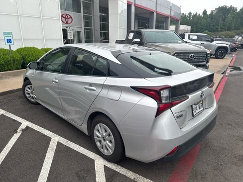 Used 2019 Toyota Prius LE FWD image 3