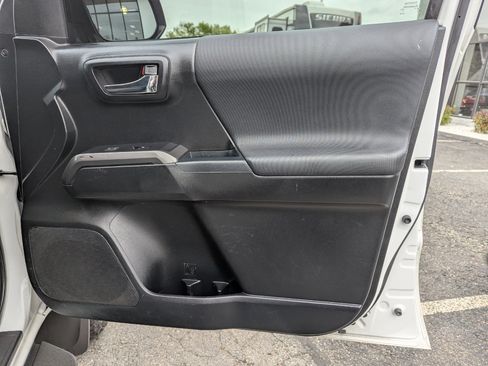 Used 2017 Toyota Tacoma TRD Sport w/ Tow Package (A/T) image 31