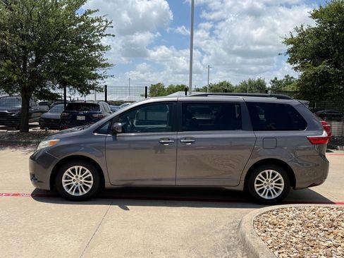 Used 2015 Toyota Sienna XLE w/ XLE Navigation Package FWD image 2