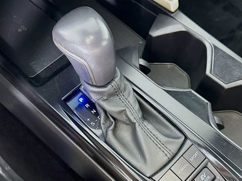 Used 2025 Toyota Camry SE image 30