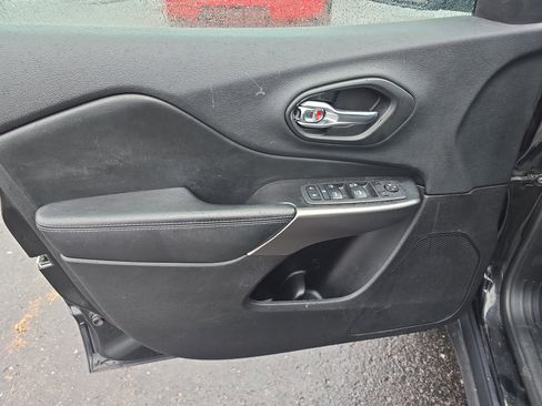 Used 2020 Jeep Cherokee Latitude Plus w/ Cold Weather Group image 17