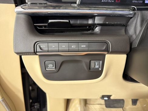 Used 2024 Cadillac Escalade Premium Luxury AWD/4WD image 16