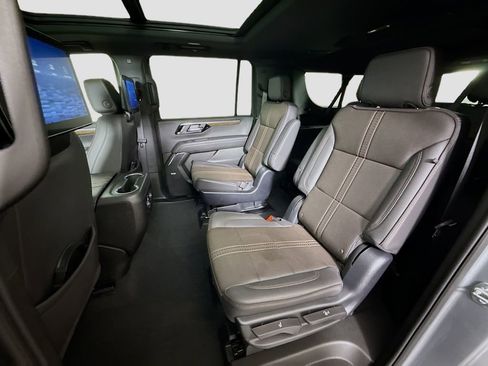 Used 2025 Chevrolet Suburban High Country AWD/4WD image 25