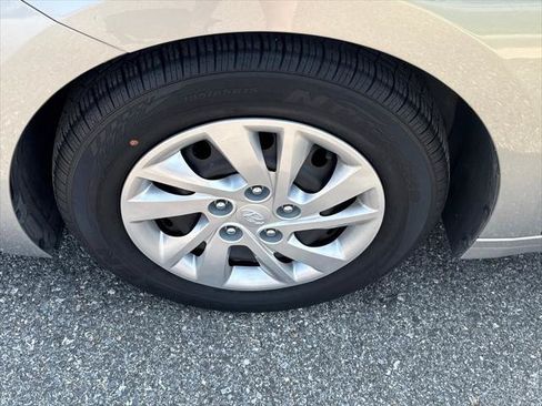 Used 2020 Hyundai Elantra SE FWD image 8