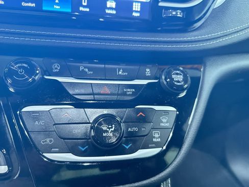 Used 2025 Chrysler Pacifica Limited image 30