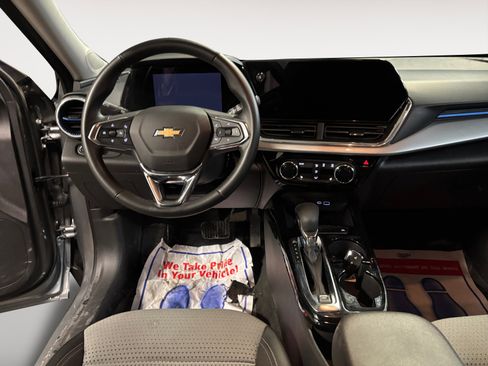 Used 2025 Chevrolet Trax LT w/ LT Convenience Package FWD image 10