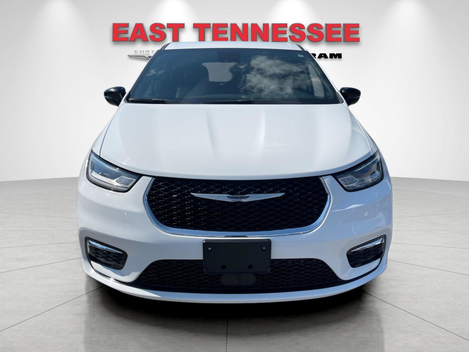 Used 2025 Chrysler Pacifica Select FWD image 9