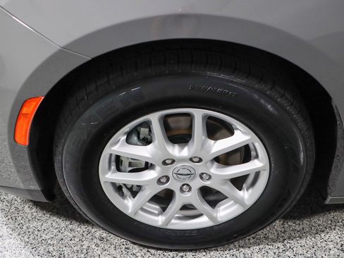 Used 2023 Chrysler Pacifica Touring-L FWD image 11