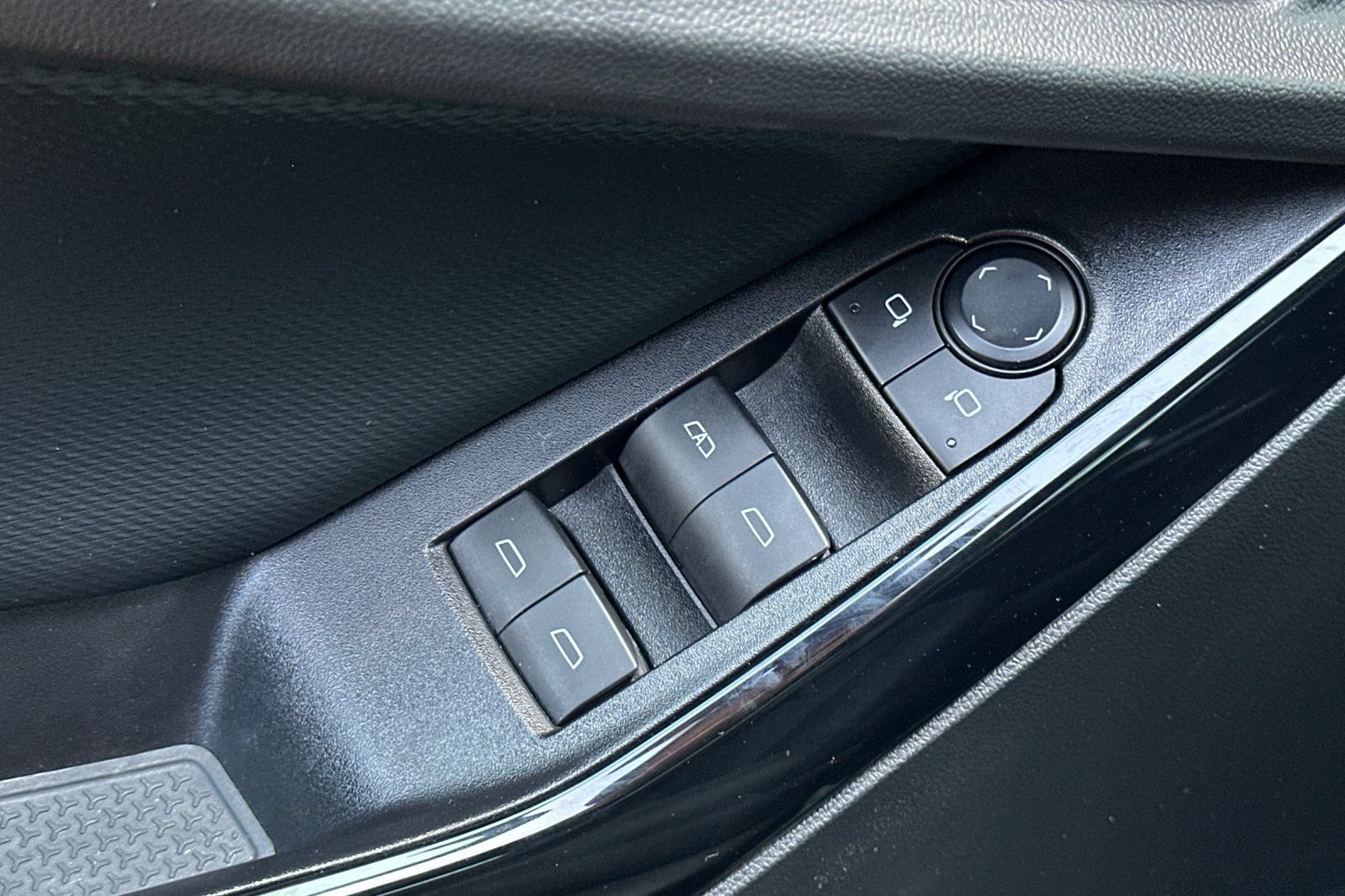 Used 2025 Chevrolet Equinox LT w/ Convenience Package II AWD/4WD image 12