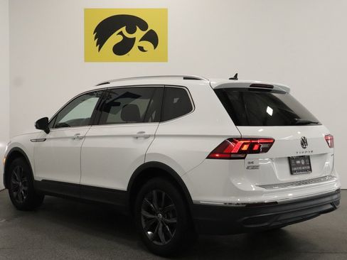 Used 2024 Volkswagen Tiguan SE w/ Panoramic Sunroof Package image 9