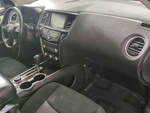 Used 2018 Nissan Pathfinder SV image 25
