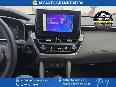 Used 2024 Toyota Corolla Cross XLE w/ Convenience Package image 19