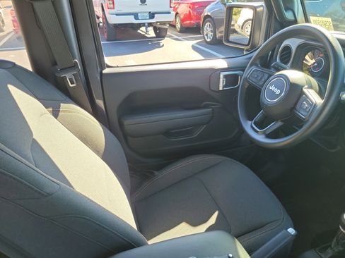 Used 2025 Jeep Wrangler Sport image 15