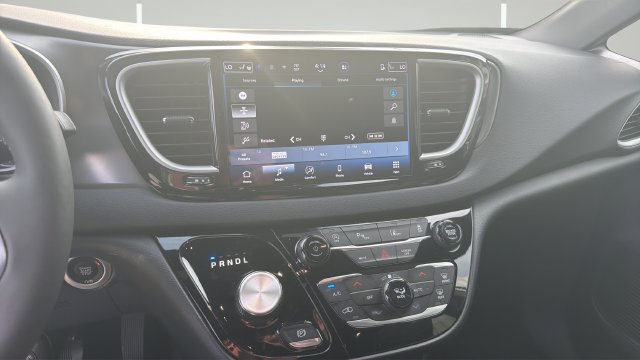 Used 2026 Chrysler Pacifica Select FWD image 9