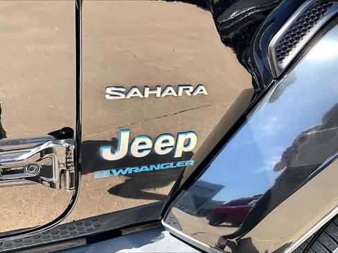 Used 2023 Jeep Wrangler Unlimited Sahara w/ Cold Weather Group AWD/4WD image 9