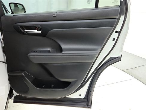 Certified 2022 Toyota Highlander XLE image 28
