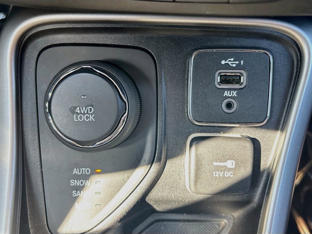 Used 2019 Jeep Compass Latitude w/ Cold Weather Group AWD/4WD image 22