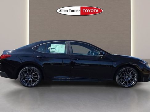 Used 2025 Toyota Camry SE w/ Convenience Package FWD image 5